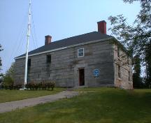 Cette élévation compte une porte et trois ouvertures au deuxième étage.; PNB 2004