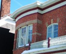 Résidence Corbett - Cette photographie montre la corniche en saillie et les détails de fenêtre, 2005; City of Saint John