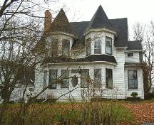 Maison John Johnson - Les tours de style Queen Anne dominent la façade avant de la maison; Town of Sackville