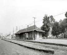 Vue en angle de la Gare ferroviaire Canadien Pacifique, montrant les façades de l’arrière et du côté, 1994.; Agence Parcs Canada / Parks Canada Agency, S.D. Bronson, July 1994.