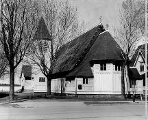 Cette image montre l'église anglicane St. George's qui a été presque entièrement épargnée de l'incendie.; City of Bathurst