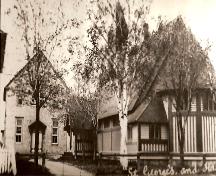 Vue de l'église anglicane et la salle de St. George's avant l'incendie. L'église a été construite vers l'année 1864.; City of Bathurst