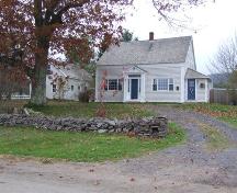 Front elevation and outbuilding, Kinsman-Salsman House, Grafton, Nova Scotia, 2006.; Heritage Division, NS Dept. of Tourism, Culture and Heritage, 2006.