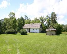 Contextual view of the house and chicken coop on the Negrych Homestead, Venlaw area, 2005; Historic Resources Branch, Manitoba Culture, Heritage and Tourism, 2005