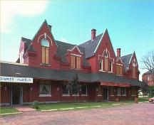 Vue en angle de la façade montrant l'entrée principale de la Gare l'Intercolonial à Pictou, 1985.; Parks Canada Agency / Agence Parcs Canada, 1985.