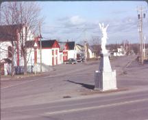 Monument de l'ange de Cap-Pelé - vue du suda vant son déménagement, quelques mètres vers l'ouest; Village of Cap-Pelé