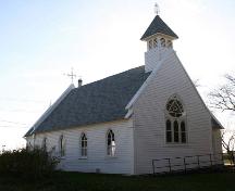 Façade principale - du nord-est de l'Église anglicane St. John the Divine, Wawanesa, 2005; Historic Resources Branch, Manitoba Culture, Heritage and Tourism, 2005