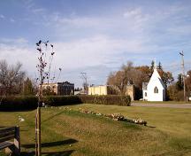 Vue contextuelle - du sud-ouest de l'Église anglicane St. John the Divine, Wawanesa, 2005; Historic Resources Branch, Manitoba Culture, Heritage and Tourism, 2005