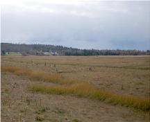 Aujourd'hui, des postes saillants marquent l'emplacement du recouvrement enterré du « nouveau quai » de 1911.; Adele and Rainer Hempel