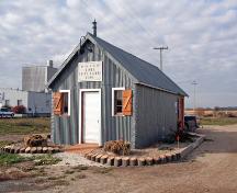 Façades principales - du nord-est, du Musée Geôle de Saint-Claude, St. Claude, 2006; Historic Resources Branch, Manitoba Culture, Heritage and Tourism, 2006