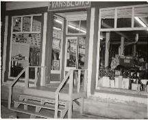 Anicenne photographie des vitrines d'origine du magasin; Town of Tracadie-Sheila