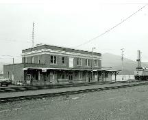 Vue en angle de la Gare ferroviaire Canadien National, montrant les façades de l'arrière et du côté, 1991.; Harold Kalman, 1991.