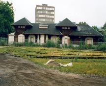 Corner view of Canadian Pacific Railway Station, showing the rear façade, 1993.; Agence Parcs Canada / Parks Canada Agency, Christiane Lefebvre, 1993.