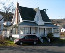 Vue du côté nord de la résidence MacLean montrant le style néogothique avec le toit à pignon croisé.; Restigouche Regional Museum, Dalhousie