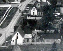 Vud du côté sud de la résidence MacLean montrant le plan original du bâtiment à la section supérieure de la photographie.; Restigouche Regional Museum, Dalhousie