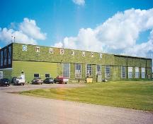Vue générale montrant l'élévation sud du hangar numéro un du PEACB, 1999.; Stephen Hayter, Commonwealth Air Training Plan Museum, Inc., 1999.