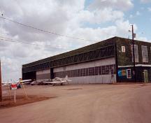 Vue générale montrant l'élévation nord du hangar numéro un du PEACB, 1999.; Stephen Hayter, Commonwealth Air Training Plan Museum, Inc., 1999.