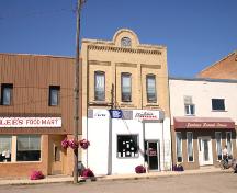 Vue contextuelle - du sud de l'édifice Thomas Poole, Baldur, 2005; Historic Resources Branch, Manitoba Culture, Heritage and Tourism 2005