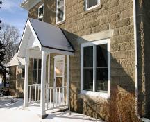 Vue de l'entrée de la maison McKinney, région de Boissevain, 2005; Historic Resources Branch, Manitoba Culture, Heritage and Tourism, 2005