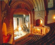 Photo de l'intérieur du théâtre Walker, 1990.; Roland Huemmer, Winnipeg, 1990.