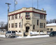 Vue de la façade principale - de l'angle sud-ouest de l'hôtel de ville de Stonewall, Stonewall 2005; Historic Resources Branch, Manitoba Culture, Heritage & Tourism, 2005