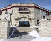 Vue de l'entrée soulignant l'élévation du site qui symbolise l'importance de l'hôtel de ville de Stonewall, Stonewall, 2005; Historic Resources Branch, Manitoba Culture, Heritage & Tourism