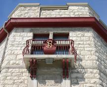 Vue de l'entrée soulignant l'élévation du site qui symbolise l'importance de l'hôtel de ville de Stonewall, Stonewall 2005; Historic Resources Branch, Manitoba Culture, Heritage & Tourism 2005