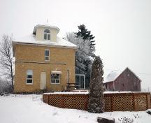 Façade principale - du sud-est du sud du Homestead Armstrong, région de Boissevain, 2005; Historic Resources Branch, Manitoba Culture, Heritage and Tourism, 2005
