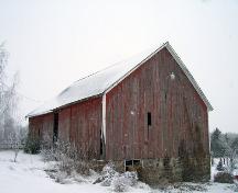 Façade principale - vue sud-ouest de l'étable sur le Homestead Armstrong, région Boissevain, 2005; Historic Resources Branch, Manitoba Culture, Heritage and Tourism, 2005