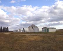 Vue contextuelle - du nord-ouest du pavillon d'exposition de la société agricole de Carberry (centre), Carberry, 2006; Historic Resources Branch, Manitoba Culture, Heritage and Tourism 2005