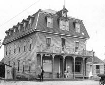 La façade avant, vue vers le nord-est. Photo prise vers 1930.; Fidèle Thériault Collection