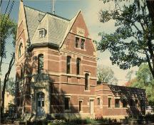 Vue d'ensemble montrant l'entrée principale du bureau de poste de Truro, 1982.; Parks Canada Agency/Agence Parcs Canada, 1982.