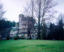 General view of Hatley Castle, 1995.; Parks Canada Agency/Agence Parcs Canada, L. Maitland, 1995.