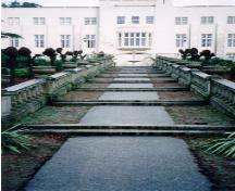 Canted steps leading to a fountain, above, in Hatley Park, 1995.; Parks Canada Agency/Agence Parcs Canada, L. Maitland, 1995.