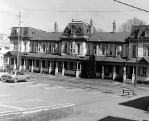 Vue de la façade de Cox Terrace, 1989.; Peterborough Architectural Conservation Advisory Committee, 1989.