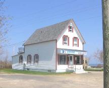 Premier édifice qui logea les bureaux de la Fédération des Caisses populaires acadiennes pendant dix ans, photo prise en 2006. Le bâtiment est aujourd'hui occupé par le Magasin l'Étoile.; Fidèle Thériault