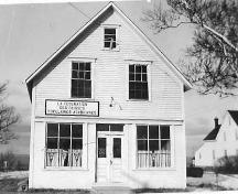 Photo prise vers 1945 quand le bâtiment fut occupé par les premiers bureaux de la Fédération des Caisses populaires acadiennes.; Fidèle Thériault Collection