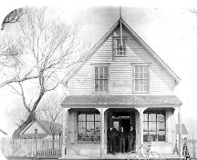 Ce bâtiment fut construit par la compagnie Fruing comme magasin général. Photo prise vers 1910. ; Fidèle Thériault Collection