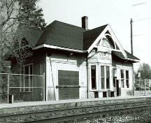 Vue en angle de la gare ferroviaire du Canadien National de Maple, montrant les façades de l'arrière et du côté, 1992.; A. M. de Fort-Menares, 1992.