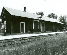 Corner view of Canadian National Railway Station, showing both the back and side façades, 1992.; A. M. de Fort-Menares, 1992.
