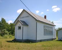 Façades principales - du nord-ouest de l'école Hilbre, Hilbre, 2006; Historic Resources Branch, Manitoba Culture, Heritage and Tourism, 2006