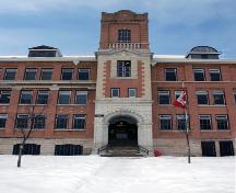 Tour d'entrée de l'école Earl Grey, Winnipeg, 2005; Historic Resources Branch, Manitoba Culture, Heritage and Tourism 2005