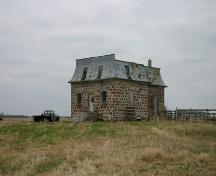 Façades principales - du nord-est de la maison Menarey, région de Cartwright, 2006; Historic Resources Branch, Manitoba Culture, Heritage and Tourism, 2006