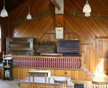 Vue de l'estrade du choeur de l'église unie de Tamarisk (près de Grandview), 2005; Historic Resources Branch, Manitoba Culture, Heritage and Tourism, 2005