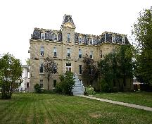 Façade principale - de l'est du couvent des Soeurs des Saints Noms de Jésus et de Marie, St. Jean Baptiste, 2005; Historic Resources Branch, Manitoba Culture, Heritage and Tourism, 2005