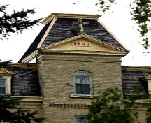 Pavillon (détail) du couvent des Soeurs des Saints Noms de Jésus et de Marie, St. Jean Baptiste, 2005; Historic Resources Branch, Manitoba Culture, Heritage and Tourism, 2005
