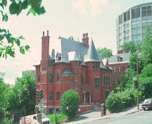 Vue en angle montrant deux façades et l'entrée principale de la Résidence H. Vincent-Meredith.; Parks Canada Agency/ Agence Parcs Canada.