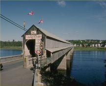Entrée du lieu historique national du Canada du pont couvert de Hartland, 1987.; Parks Canada Agency /Agence Parcs Canada, 1987.