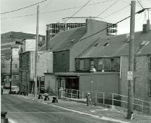 Les élévations arrières d'une série d'édifices de l'arrondissement historique de la rue Water, 1986.; Agence Parcs Canada/Parks Canada Agency, J. Harris, 1986.