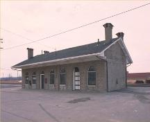 Vue en angle du lieu historique national du Canada de la Gare-du-Grand-Tronc-à-Prescott, 1990.; Agence Parcs Canada/Parks Canada Agency, 1990.